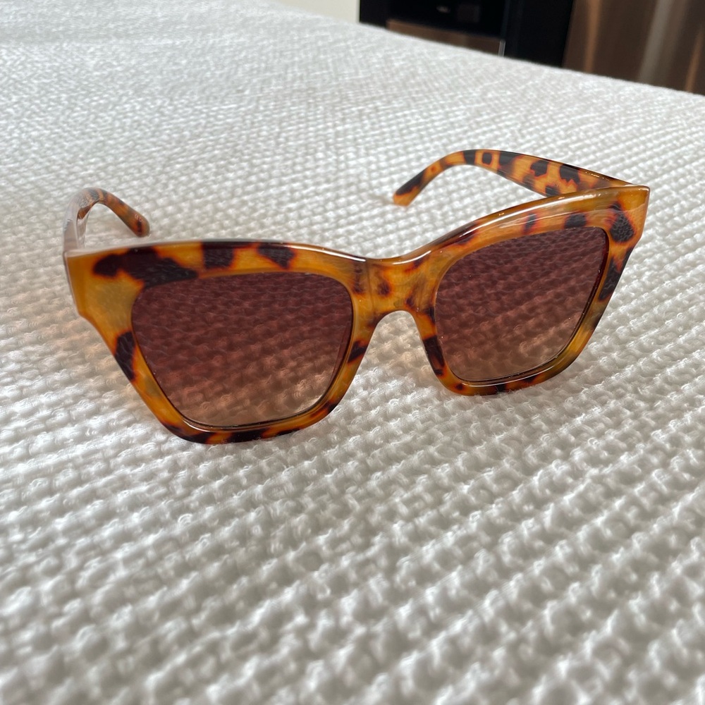 Altar’d State Tortoise Sunglasses - Picture 3 of 6